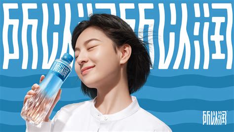 "电脑屏幕上显示着模糊的电影搜索页面旁边有警示图标示意风险”,